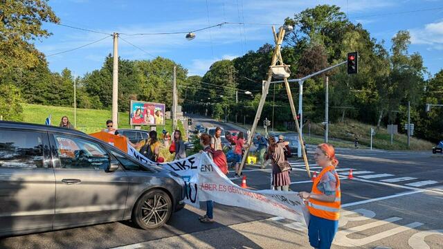 Mehrere Aktivistinnen und Aktivsten der Klimabewegung "Extinction Rebellion" blockierten heute Morgen den Verkehr in der Waldeggstraße in Linz mit einem Holzgerüst. | Foto: Extinction Rebellion