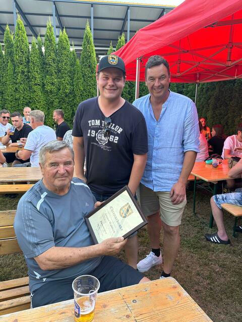 Ehrenobmann August Wabitsch erhielt das die Ehrenmitgliedtschaft des Vereines. | Foto: Glasfabriks- und Stadtkapelle Bärnbach