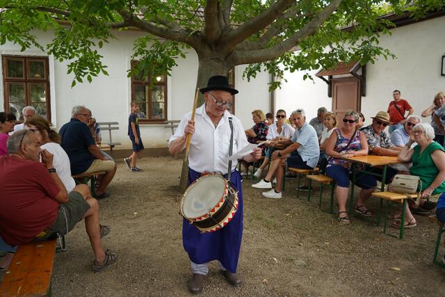 Der Dorftrommler hatte den Programm-Überblick | Foto: Andrea Glatzer