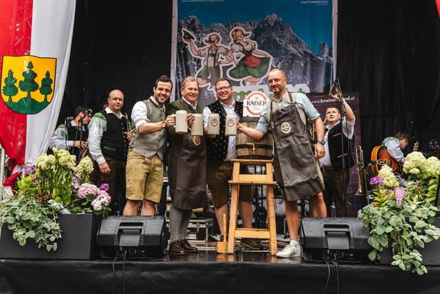 Der erste Markt-Frühschoppen am Saalfeldner Rathausplatz war ein voller Erfolg. | Foto: Michael Geißler