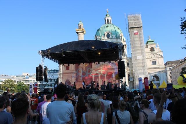 Die Seebühne ist eine große Bühne, die im Brunnen vor dem Karlsplatz aufgebaut wurde. | Foto: Martin Zimmermann