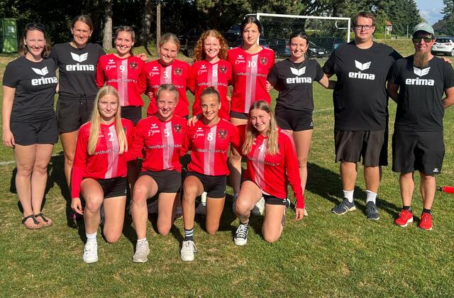 Für die beiden Arnreiterinnen und ihre Teamkolleginnen geht es nach Chile.  | Foto: Faustball Austria