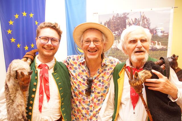 Der langjährige Musikerkollege Miroslav Stecher (r)  aus Budweis mit Enkel stellte sich beim Preisträger mit einem Ständchen ein.  | Foto: Helmut Eder