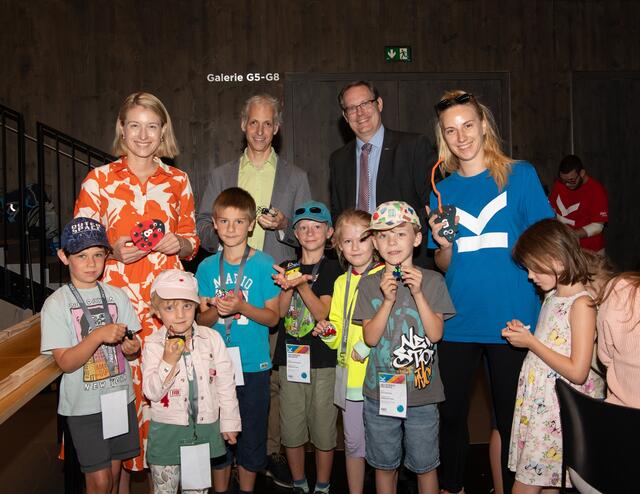 Von links: Christine Haberlander, Florian Poltschak und Stefan Koch bei den JKU Science Holidays mit einer Kindergruppe.  | Foto: Cityfoto/Tatiana Böcksteiner