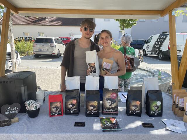 Leon Schreiber und Magdalena Halpy mit ihrem selbst gerösteten Kaffee. | Foto: Plavec-Liska