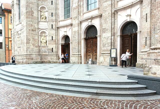 Die fertiggestellte Treppenanlage vor dem Dom zu St. Jakob in Innsbruck

 | Foto: Wieser