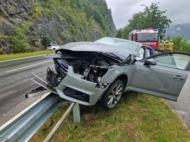 Einer der beiden verunfallten Pkw kam auf der Leitschiene zum Stehen, der andere auf der gegenüberliegenden Straßenseite an der Felswand. | Foto: Freiwillige Feuerwehr St. Gilgen