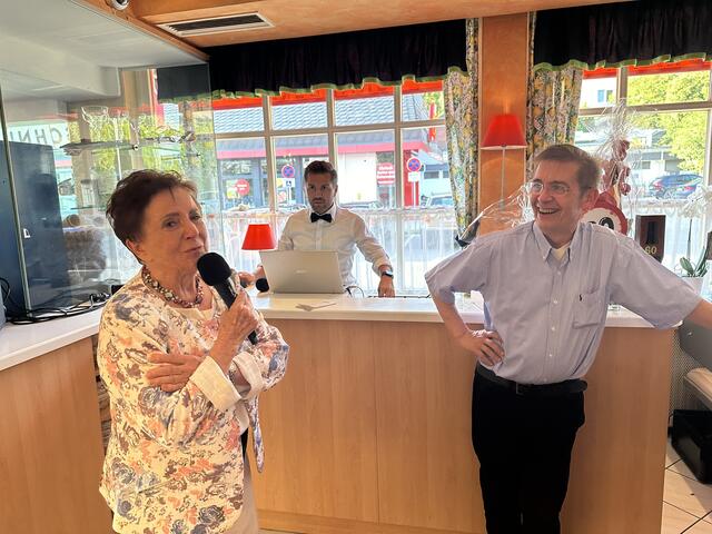 Sichtlich gerührt über die zahlreichen Gäste waren die Hausherrin Melitta Schnuderl und Ihr Sohn Harald. | Foto: Hollinger