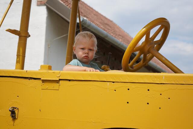 Beim Handwerkertag im Dorfmuseum Mönchhof entdeckte ein kleiner Mann eine grosse Strassenwalze für sich alleine | Foto: Andrea Glatzer