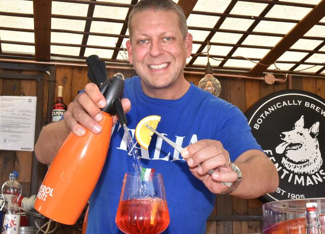 Andreas Flatscher mixt herrlichen Aperol | Foto: Herbert Schleich