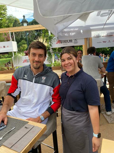 Serina Naji aus Vorderweißenbach bewirtet Tennis-Olympiateilnehmer Sebastian Ofner im Österreich-Haus in Paris. | Foto: baletour