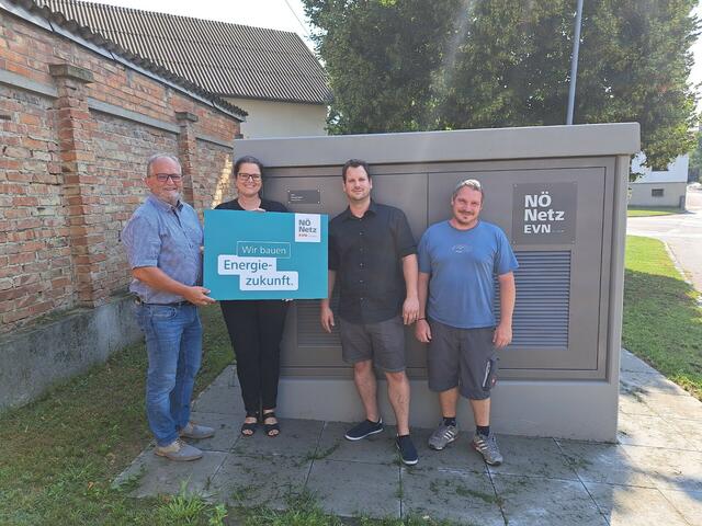 Bürgermeister Scharndorf Leopold Zwickelstorfer, Caroline Riemer BZL Leiterin Netz NÖ, David Holzinger (Projektleiter), Stefan Benkovics (Netz NÖ) | Foto: Netz NÖ