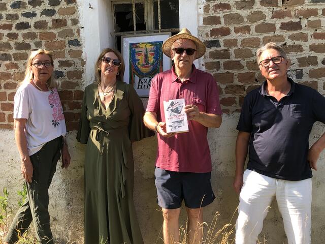 Inge (l.) und Bernhard Hager (r.) sowie Karin Eder vom Verein "KuKHiN" mit Kurt Palm (3.v.l.), der am 17. August in Neukirchen liest. | Foto: KuKHiN