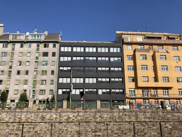 In der linken Wienzeile soll ein neues Schani Hotel entstehen. Die Abrissarbeiten haben dafür bereits begonnen.  | Foto: privat