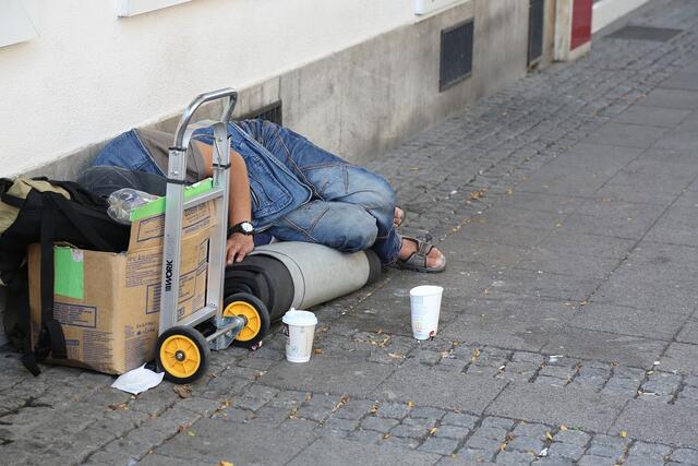 Im Dezember 2023 schätzte Michael Hennermann vom Verein für Obdachlose, dass rund 2.000 Menschen auf den Tiroler Straßen leben würden. | Foto: Pixabay