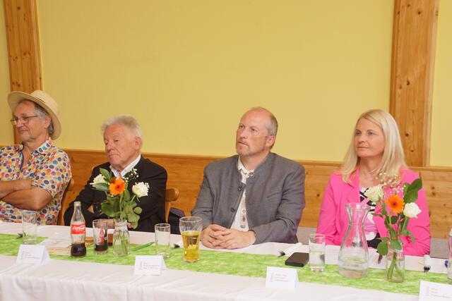 Altlandeshauptmann Josef Pühringer, Bezirkshauptmann Valentin Pühringer und Landtagsabgeordnete Gertraud Scheiblberger waren mitdabei.  | Foto: Helmut Eder