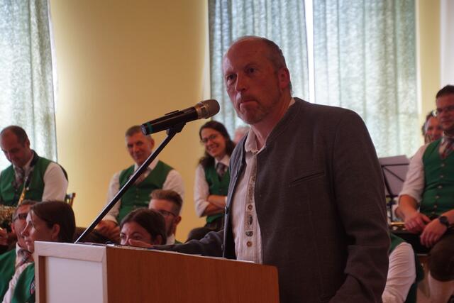 Grußworte und Statement Bezirkshauptmann Valentin Pühringer. | Foto: Helmut Eder