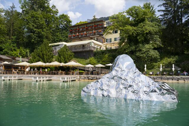 Direkt vor dem Landhaus zu Appesbach ist am Wolfgangsee ein Eisberg zu bestaunen. | Foto: TAUROA