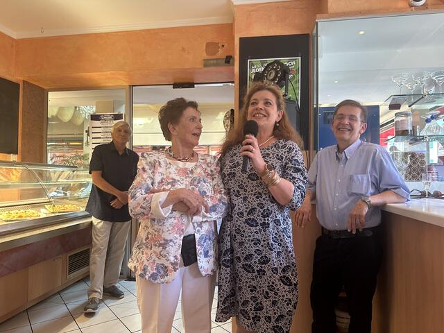 Bürgermeisterin Andrea Heinrich sparte nicht mit Lob und bedankte sich für "Frau Melittas" Lebenswerk. | Foto: Hollinger