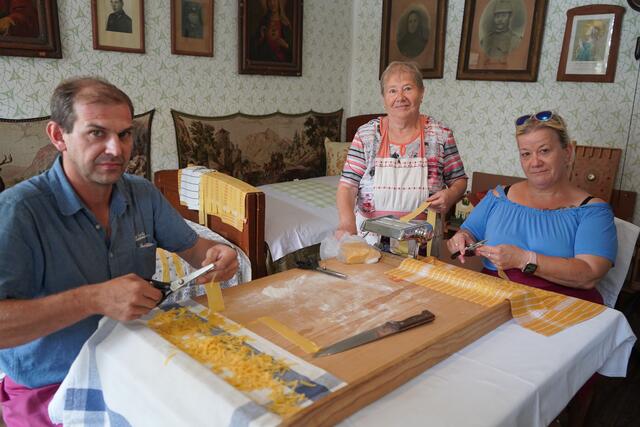 Claudia, Anna und Peter bei der Herstellung von Seewinkler Hochzeitsnudeln | Foto: Andrea Glatzer