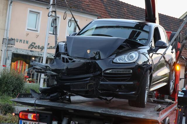Wahnsinnsfahrt in Wels: Räuber kracht mit gestohlenem Porsche in Laternenmasten in Thalheim. | Foto: laumat.at