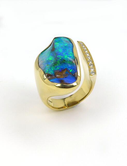 Ring Boulderopal - Gelbgold mit Brillanten | Foto: Thamm