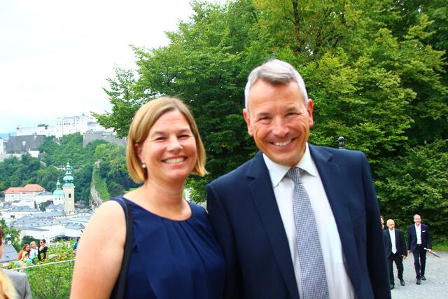 Beim IV Empfang 2024: Sparkassen-Vorstandsdirektor Markus Sattel mit seiner Gattin. | Foto: Martin Schöndorfer, 2024