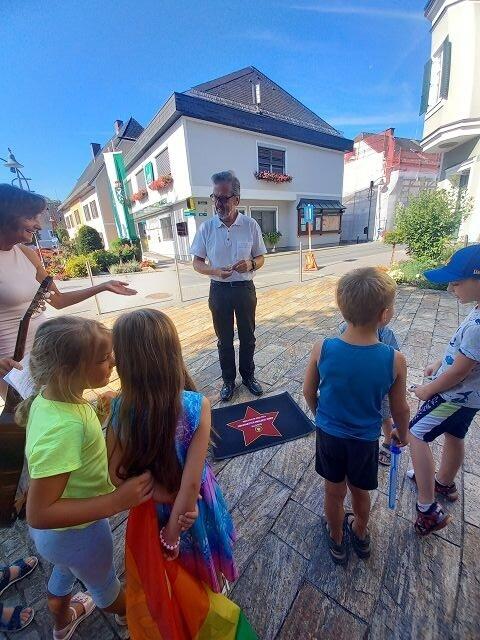 Der "World Major Prize 2024" mit einem eigenen Stern. Engelbert Huber bekam ein Geburtstagsständchen. | Foto: Kindergarten Mooskirchen
