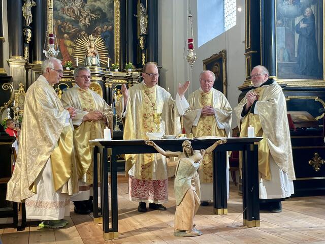 Neben Bischof Hermann Glettler zelebrierten weitere vier Geistliche den Festgottesdienst – darunter Dekan Augustin Ortner und Pater Peter Emberger.  | Foto: Victoria Hörtnagl/Mair