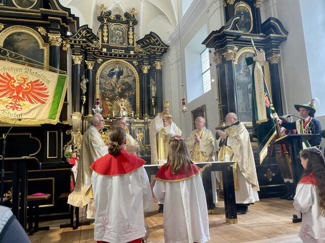 Es war eine sehr feierliche Bischofsmesse zum 400-Jahr-Jubiläum des Klosters Maria Waldrast.  | Foto: Victoria Hörtnagl/Mair