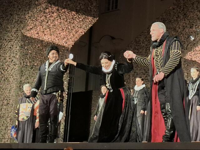 Arthur Espiritu (Don Carlo) und Günther Groissböck (Filippo II)  gratulieren „ihrer“ Elisabetta,  KS Kristiane Kaiser zu ihrem Debüt | Foto: Stadtgemeinde Klosterneuburg