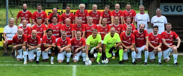 Das Erler Legendenteam stellte sich dem erstmals in Tirol auftretenden, mit ehemaligen Ö-Nationalspielern bestückten "Copa Pele Team". | Foto: Schwaighofer