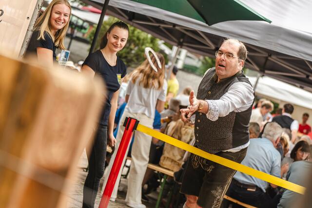 Wolfgang Kultsar (Fraktionsobmann der SPÖ) versuchte sein Glück beim Hufeisenwerfen. | Foto: Michael Geißler