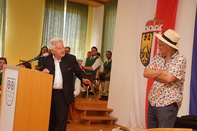 Altlandeshauptmann Pühringer, lobte in seinen Grußworten die Hartnäckigkeit und Zielstrebigkeit des Preisträgeres, wenn es um die Sache ging.  | Foto: Helmut Eder