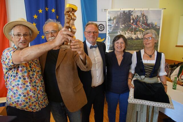 Gotthard Wagner (l) mit der Bronzestatue die von Julbachs Bürgermeister Johannes Plattner (3.v.l) und  Beate Vigliano-Reiter und Ingrid Laic überrreicht wurde. Als erster Gratulant stellte sich der Laudator Ivan Slavik ein.  | Foto: Helmut Eder