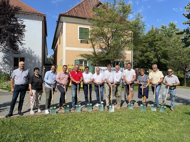 Bürgermeister Fritz Partl und WR Christian Hofmann griffen gemeinsam mit weiteren Vertretern der Gemeinde sowie den zukünftigen Pächtern des Wirtshauses zum Spaten. | Foto: Brigitte Gady