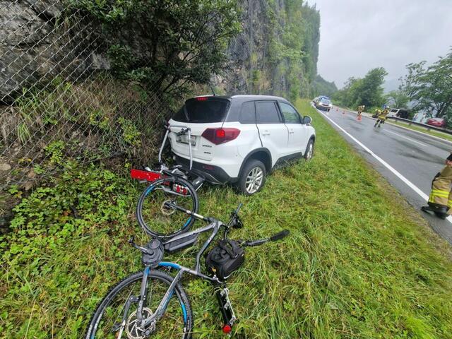 Durch die Wucht des Aufpralls wurde das Fahrzeug des 65-Jährigen über 40 Meter von der Unfallstelle weggeschleudert. | Foto: Freiwillige Feuerwehr St. Gilgen