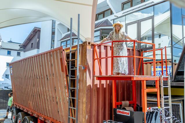 Premiere in den Tiroler Bergen und bei den Volksschauspielen: Anna Bergmann führt Regie beim Hauptstück "Der zerbrochne Krug" am Wallnöferplatz. Ihre Begeisterung für die Tiroler möchte sie mit ihrer Inszenierung auf das Publikum übertragen. | Foto: Victor Klein