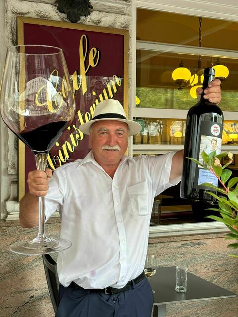 Stolz präsentiert Willi Opitz die neue Prinz George Cuvée 2024.