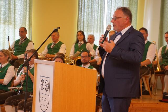 Julbachs Bürgermeister und Gastgeber Johannes Plattner bei seiner Begrüßungsrede. | Foto: Helmut Eder