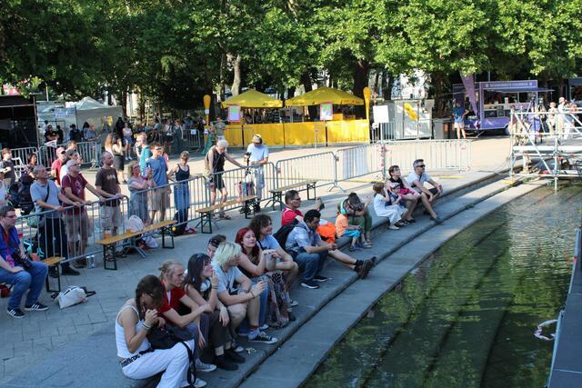 Viele Menschen kamen, um den heimischen Klängen zu lauschen. | Foto: Martin Zimmermann