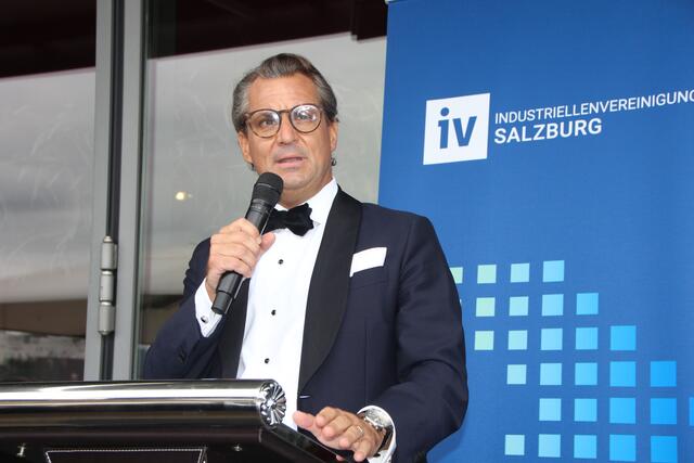 IV Salzburg-Präsident Peter Unterkofler zeichnete in seiner Rede – angelehnt an die
vergangene Fußball EM – das symbolische Bild vom Spiel auf schiefen Ebenen im Sinne von
ungleichen Wettbewerbsbedingungen: „Selbst die innovativsten Unternehmen, mit den
engagiertesten Mitarbeitern und der besten Technologie können ihre Spiele nicht gewinnen,
wenn sie ständig bergauf spielen müssen. Was wir in der Wirtschaft brauchen, ist ein level
playing field, also einen Wettbewerb auf Augenhöhe, denn den können wir ohne weiteres
bestehen. Dazu müssen wir die Spielflächen geraderücken, sprich unsere Rahmenbedingungen
für das tägliche Wirtschaftsleben verbessern.“  | Foto: Martin Schöndorfer, 2024