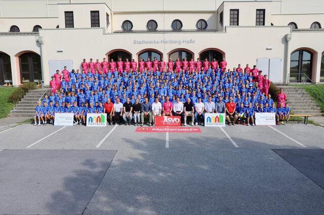 Offizielle Eröffnung: Die rund 250 Teilnehmer am Juniors Hartberg-Fußballcamp mit ihren Trainern und Betreuern, den Campleitern sowie Ehrengästen und Sponsoren. | Foto: Alfred Mayer