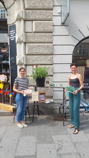 Unikate bietet Petra Warnung (l.) von "sabau.eco.design" an. Rebecca Masser (r.) hat mit ihrer "Baumelei" erst vor Kurzem ihr Business gestartet.  | Foto: StadtLABOR
