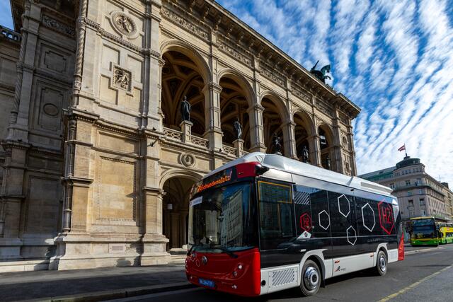 Im Ersten sollen die E-Busse 2025 ihren Strom auch aus Wasserstoff beziehen können. Zu sehen ist der Rampini Hydron Testbus. | Foto: Wiener Linien/Robert Peres