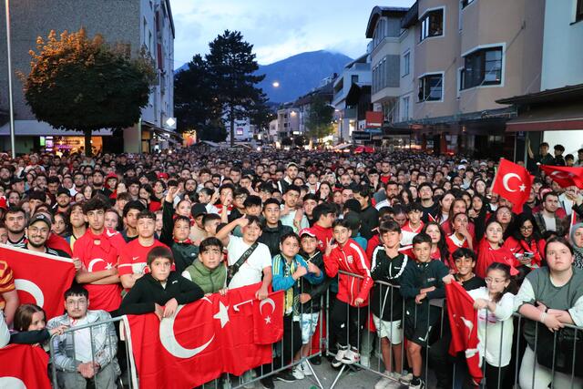 Rund 1.000 Fußball-Fans sahen sich das EM-Spiel Österreich gegen Türkei in der Wörgler Innenstadt live an. Dabei soll auch mehrmals der "Wolfsgruß" gezeigt worden sein. | Foto: Stadtmarketing Wörgl