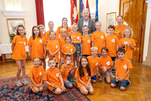 Die FH Forscherkids spielten mit Bürgermeister Klaus Schneeberger eine Gemeinderatssitzung nach. | Foto: Stadt Wiener Neustadt/Weller