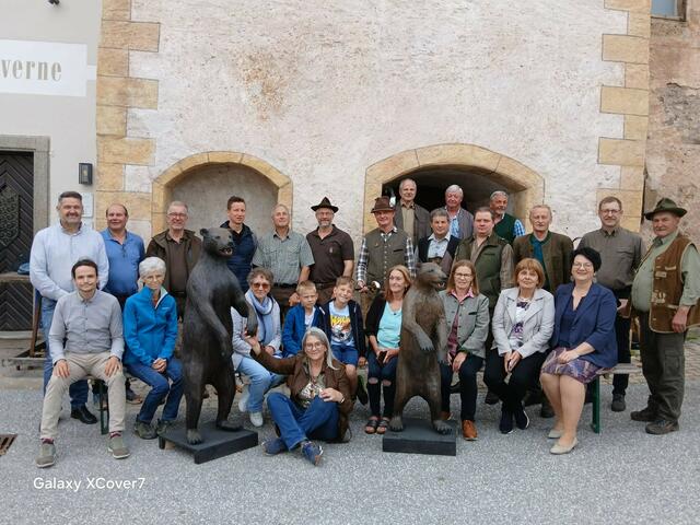 Die neuen Bären für das Buchhaus wurden vom Naturhistorischen Museum angefertigt und von einer Delegation hergebracht. | Foto: Gde. Geistthal-Södingberg