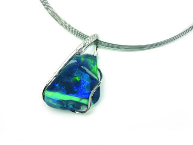Anhänger Schwarzopal aus Australien - Weißgold und Brillanten | Foto: Thamm