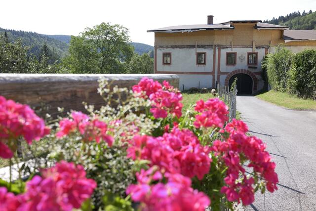 Auffällig: der Aufbau am Pfarrhof. Hier werden Wohnungen entstehen. | Foto: Santrucek